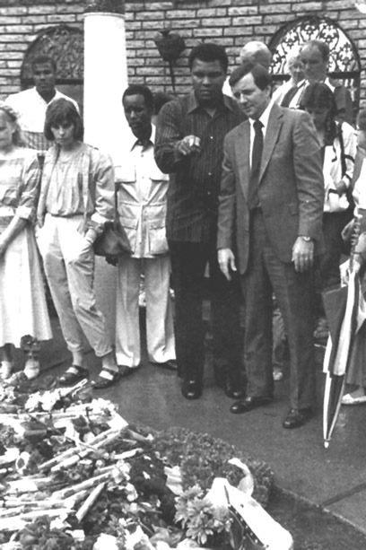 Muhammad Ali paying his respect to Elvis (Jack Soden is to his left).
